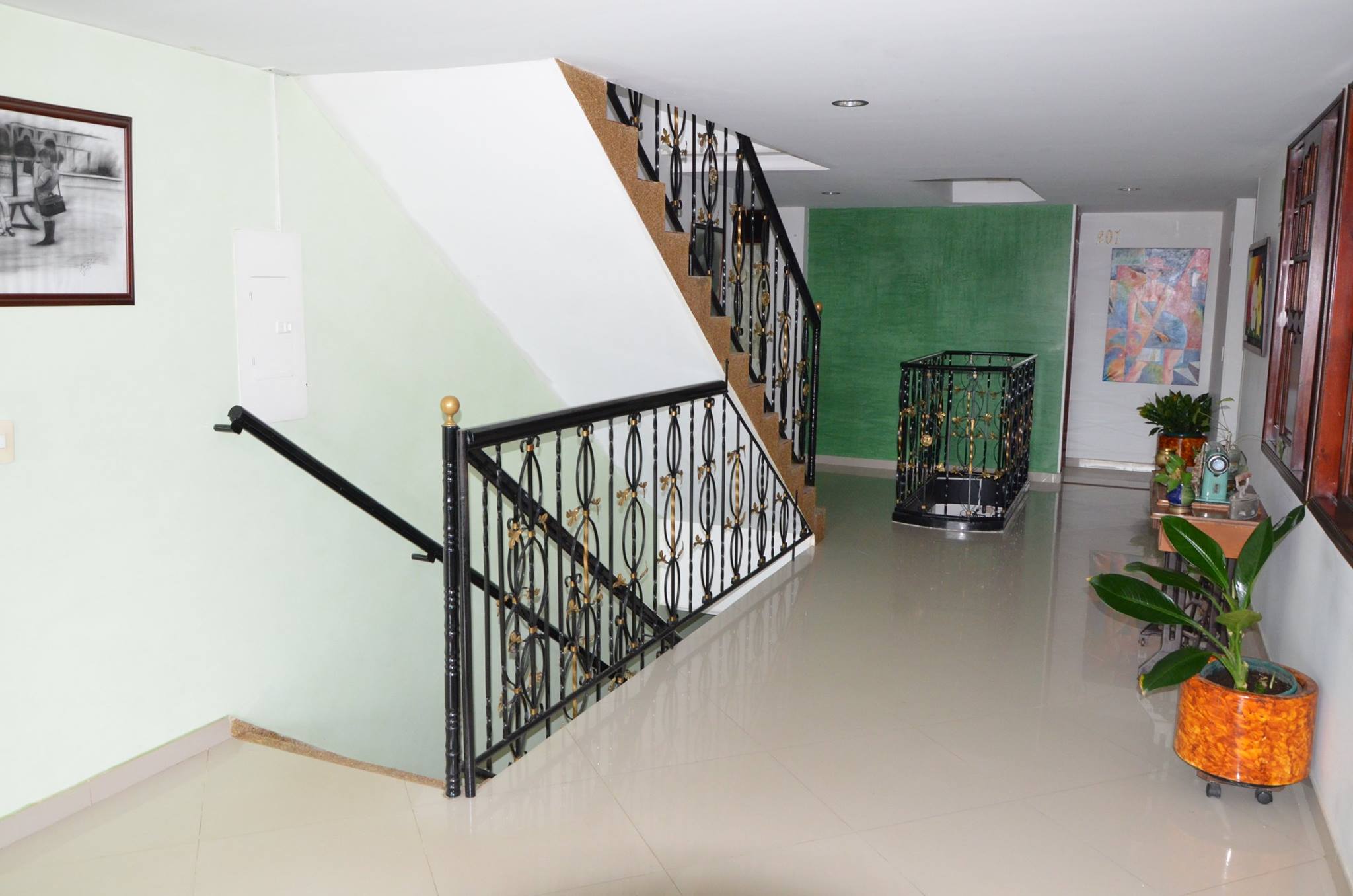 Escaleras y área común del hotel